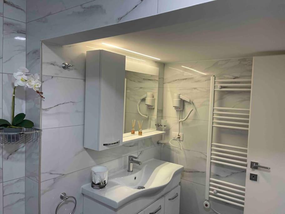 Lovely Apartment In Pogradec City With A Lake View Bagian luar foto